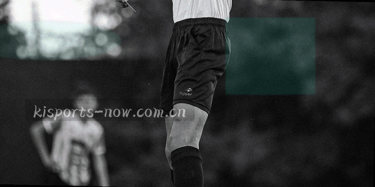 地铁窗外流动的城市灯光，前景是握着手机刷新比分的手部剪影